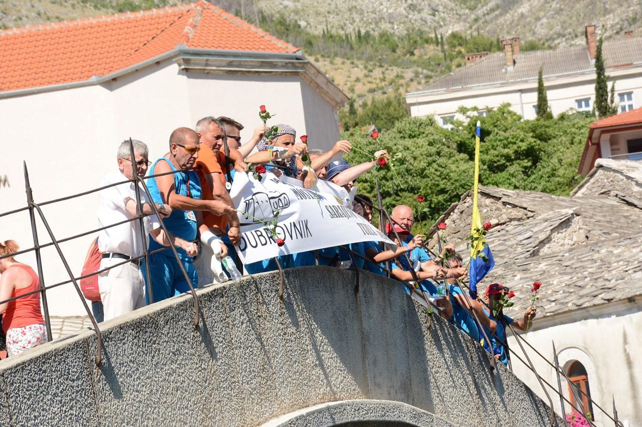 Učesnici „Marša mira“ stigli iz Dubrovnika na Stari most u Mostaru