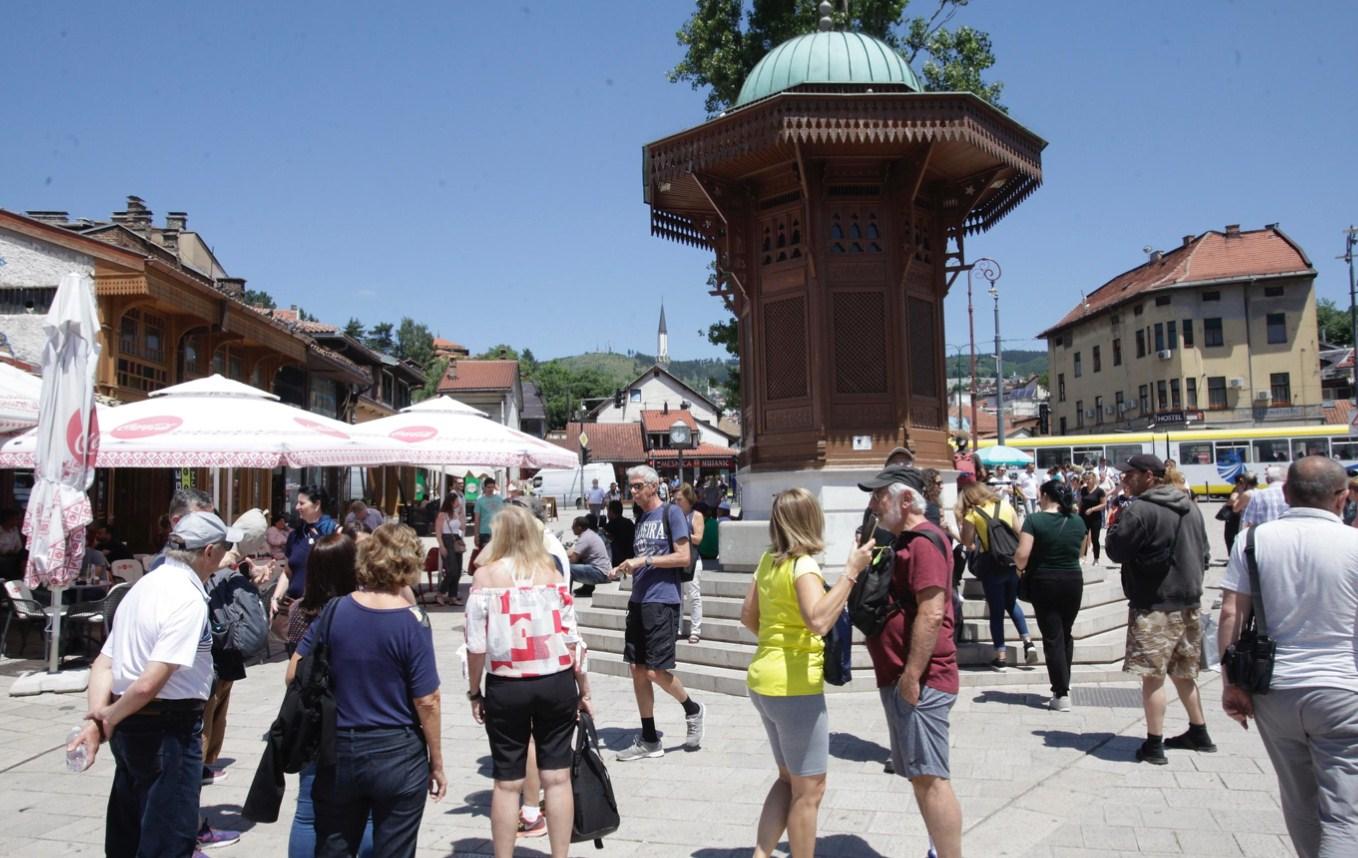 Sunčanu subotu iskoristili mnogi građani i turisti: Baščaršija krcata