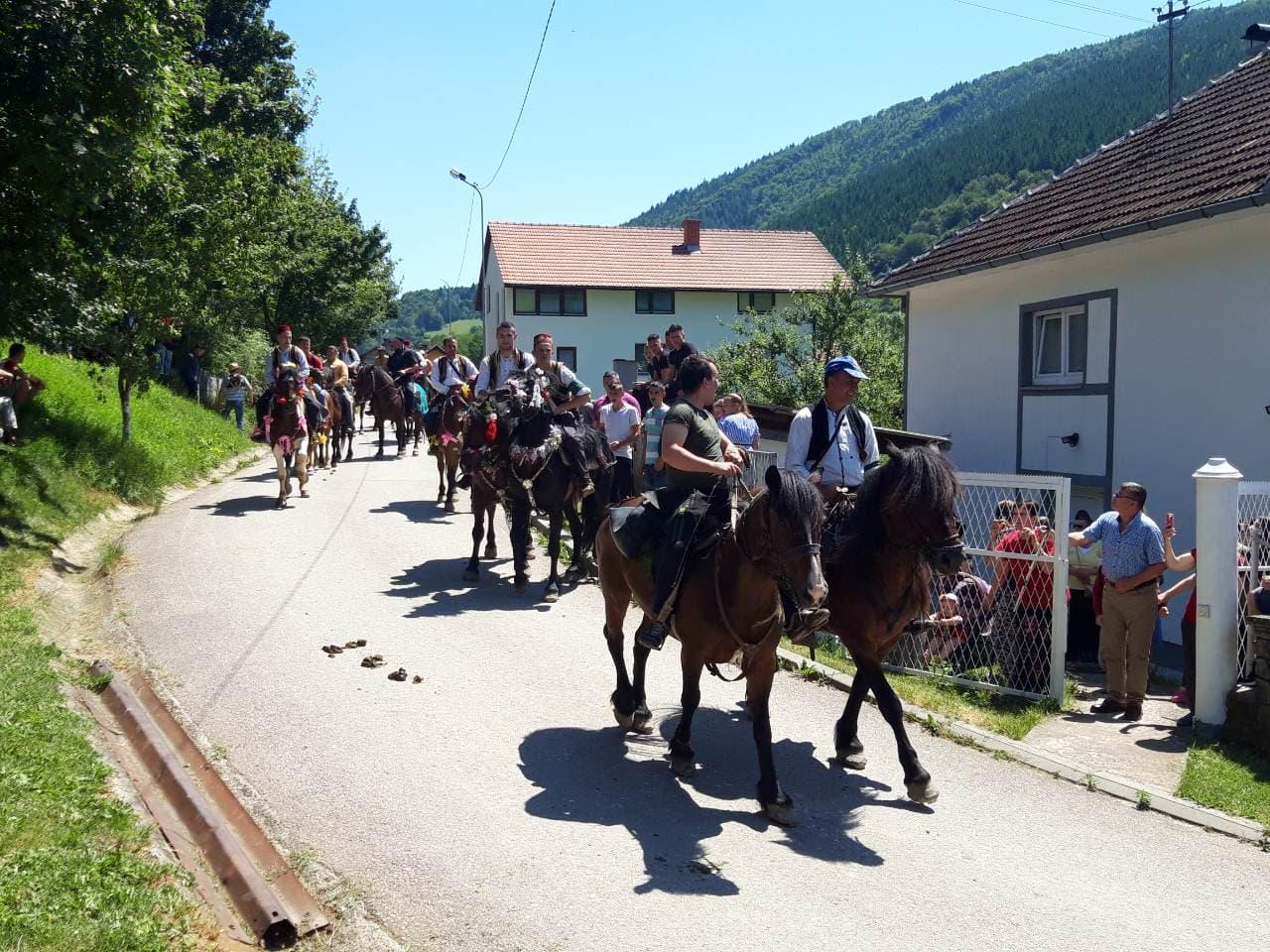 Konjanici stigli i prodefilirali kroz Donji Vakuf