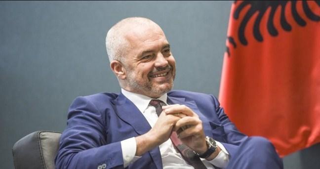 Edi Rama ne prestaje šokirati svojim odjevnim kombinacijama: Pogledajte u čemu je došao na glasanje