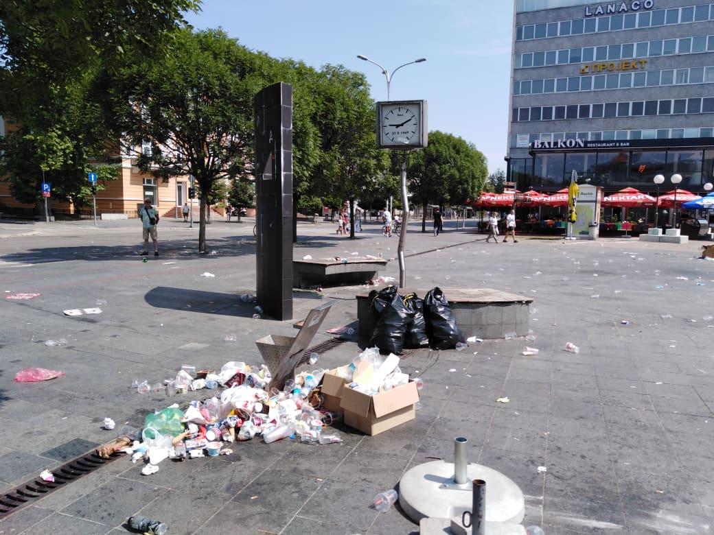 Otpad na centralnom banjalučkom trgu - Avaz