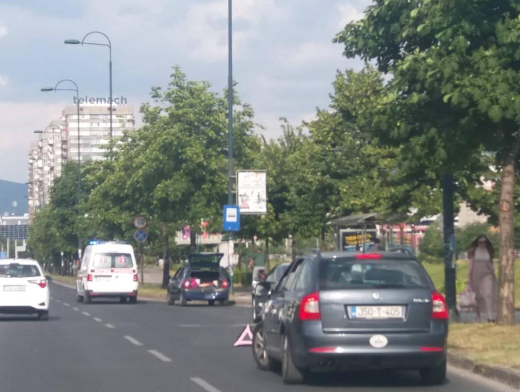 U saobraćajnoj nesreći u Sarajevu povrijeđena jedna osoba, velike gužve i satima nakon udesa