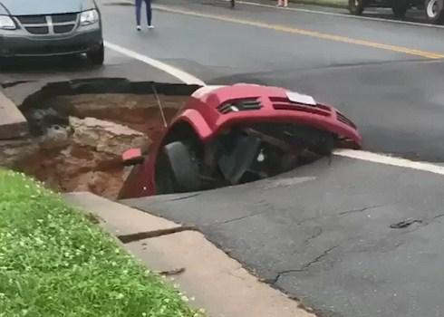 Pogledajte kako je rupa progutala automobil