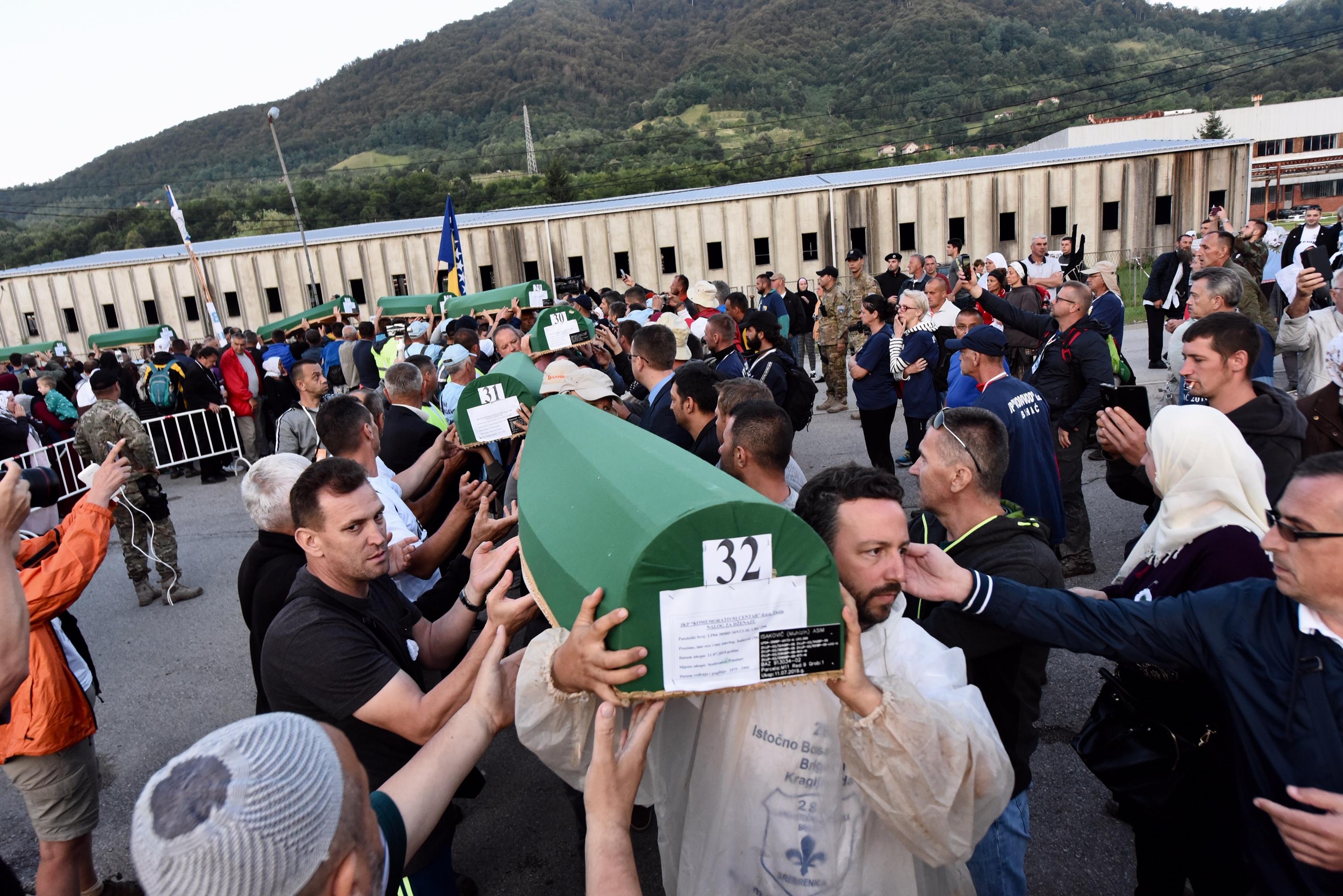 Članovi porodica i učesnici "Marša mira" iznijeli tabute s ostacima 33 žrtve genocida na musalu