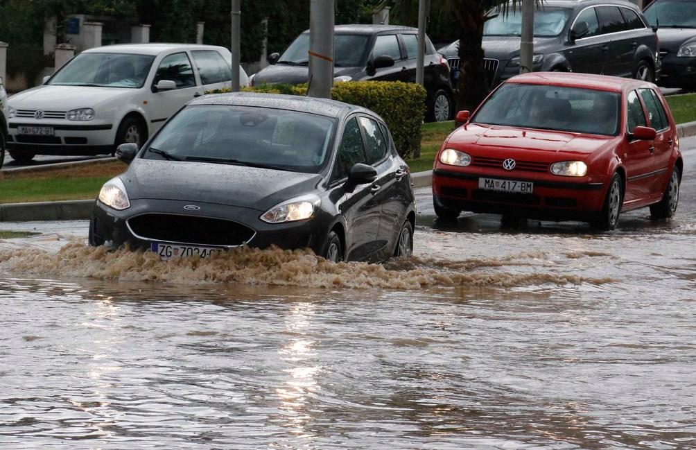 Haotično u Dalmaciji: Jako nevrijeme pogodilo Makarsku, u Splitu saobraćajni kolaps