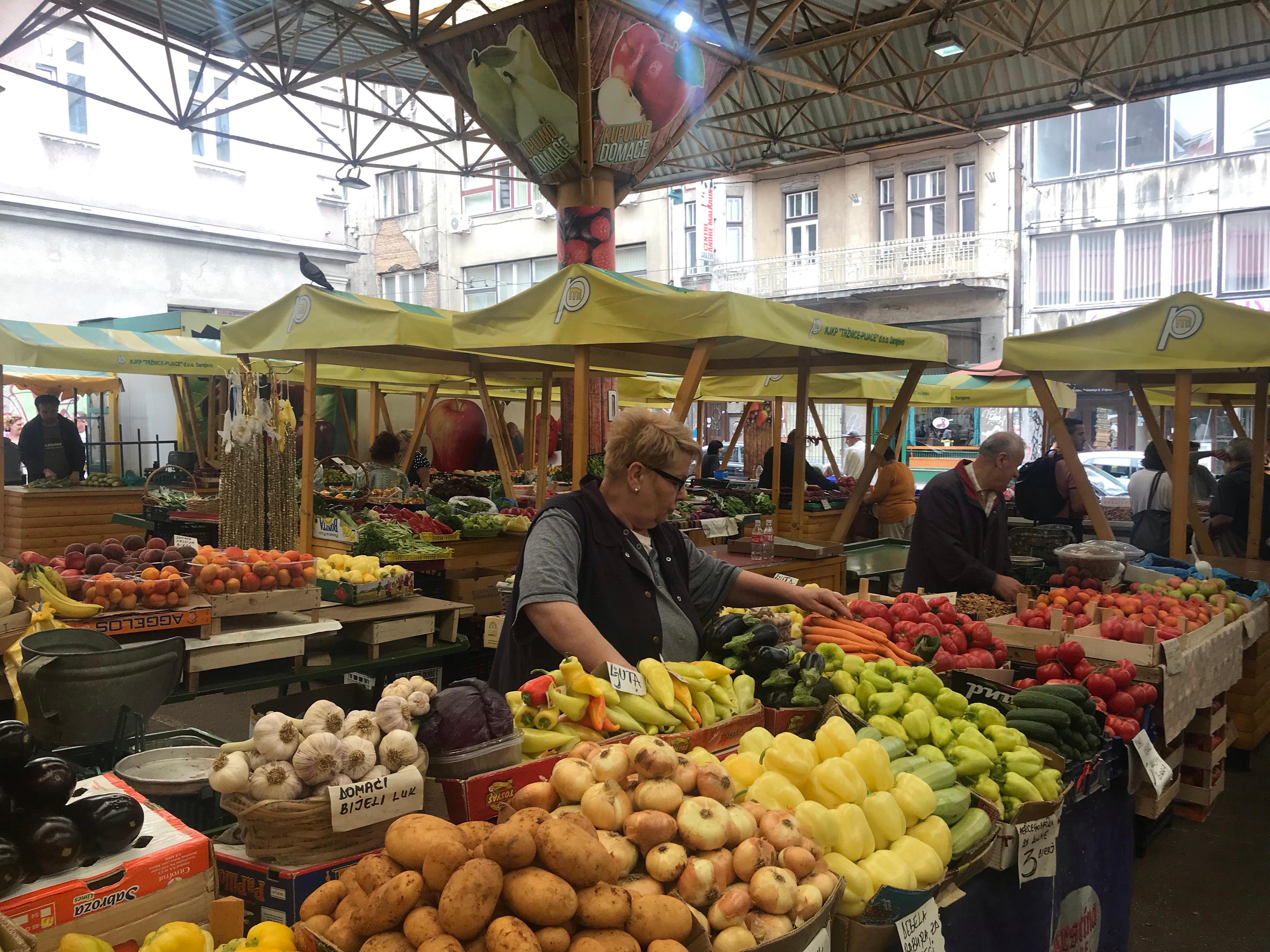 Bili smo na pijaci Markale: Zelje 4 marke, buranija 6, maline 3 KM