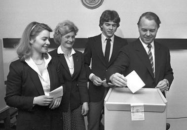 Ursula Albreht (lijevo) s porodicom 1982. godine - Avaz