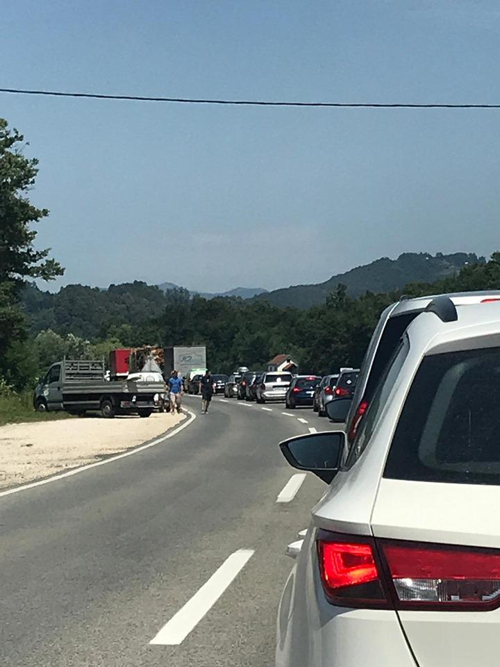 Kod Žepča sudar trojice motociklista i vozila: Zbog uviđaja velika gužva na cesti