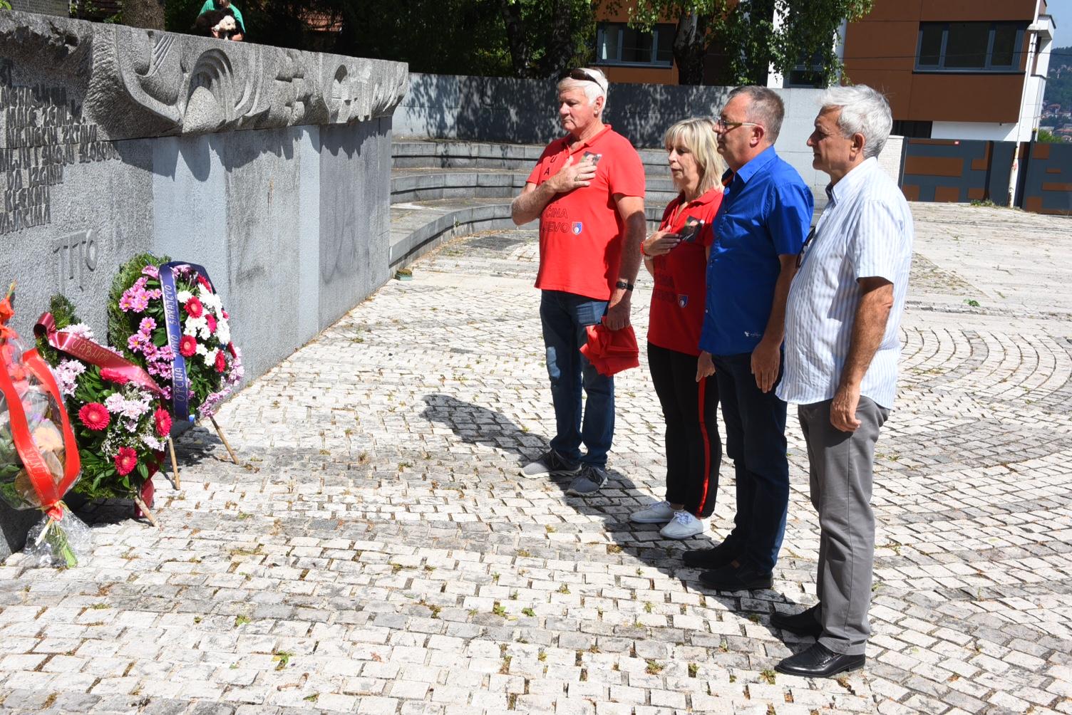 Položeno cvijeće na Spomen-parku Vraca - Avaz