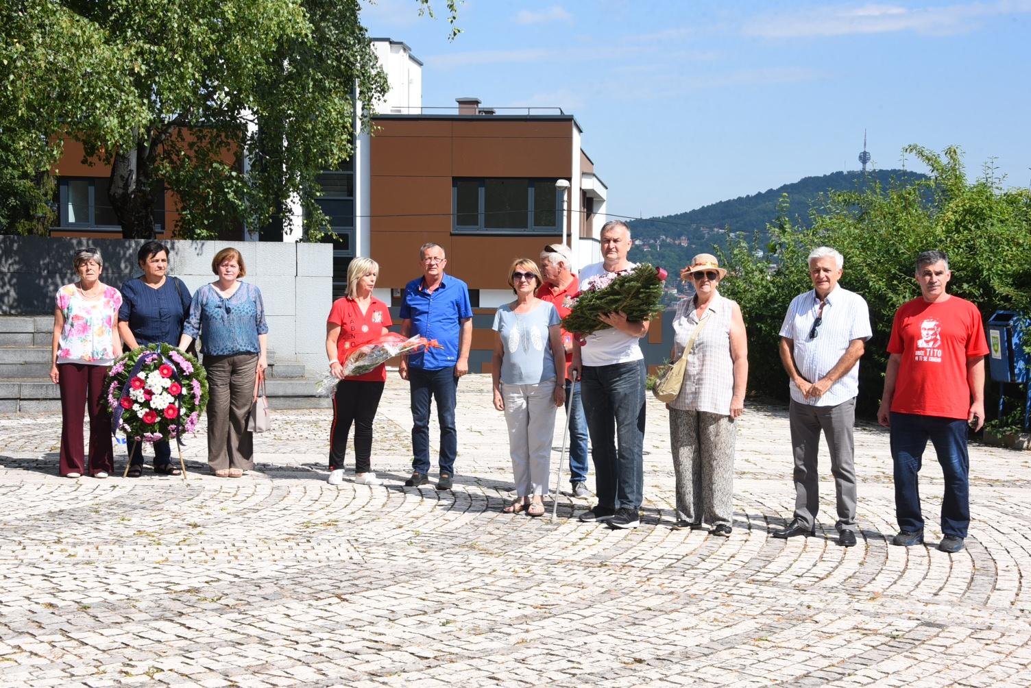 Položeno cvijeće na Spomen-parku Vraca - Avaz