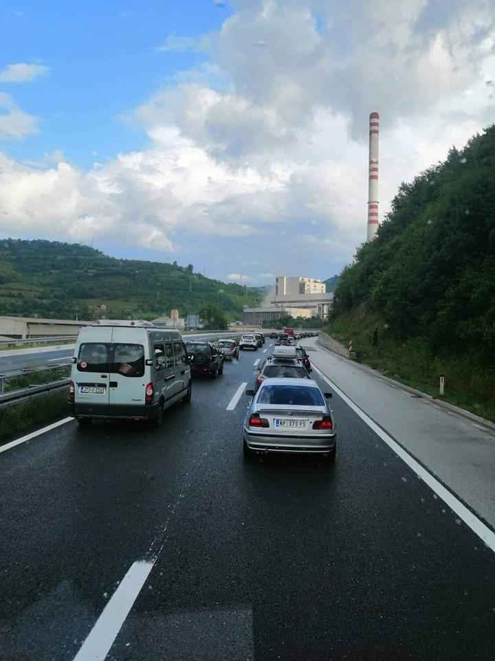 Udes na autoputu: Tri osobe povrijeđene