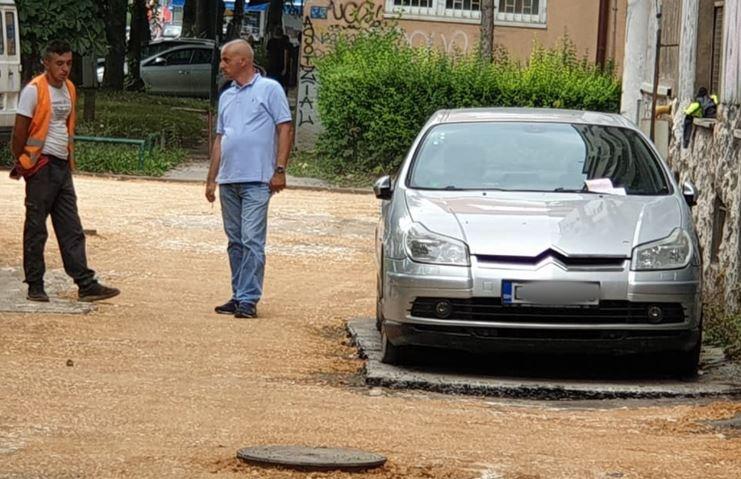 E, baš ga je uparkirao momački: Automobilom zaustavio radove na asfaltiranju ulice