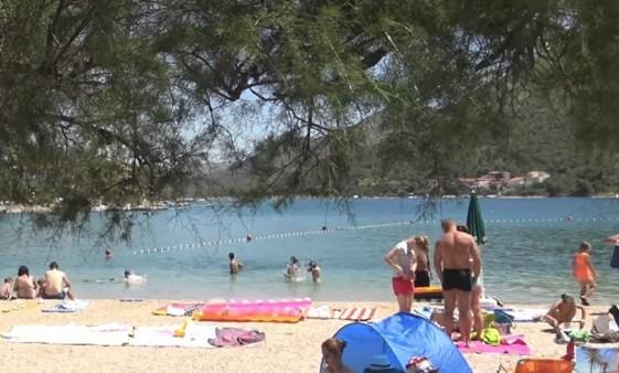 Izudarao kćerku na prepunoj plaži u Šibeniku, maćeha se sunčala