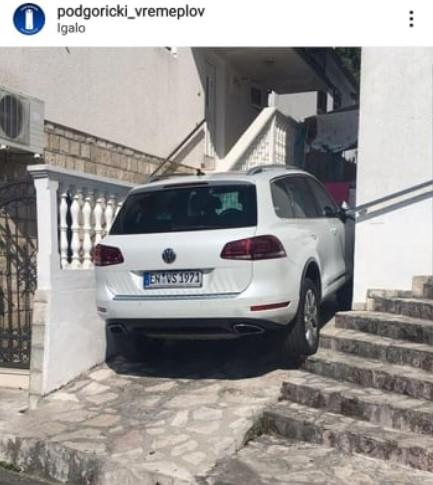 Bizarno parkiranje: Kako je ovaj uopće uspio izaći iz automobila?!