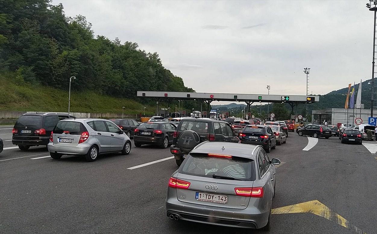 Ogromne kolone na autoputu prema Zenici - Avaz