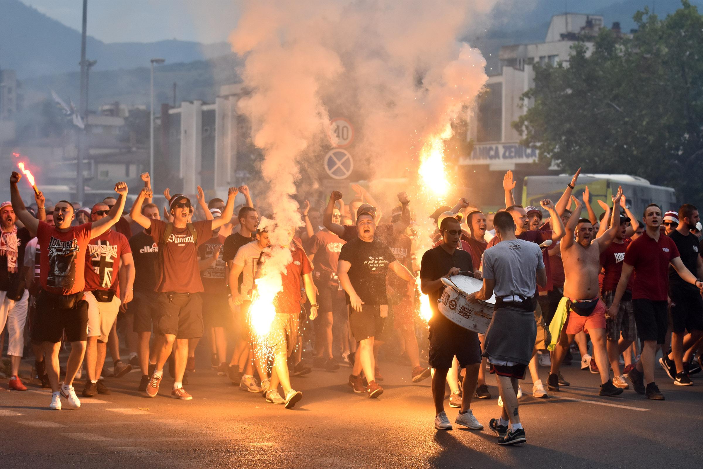 Uzavrela atmosfera: Pogledajte korteo navijača Sarajeva u Zenici