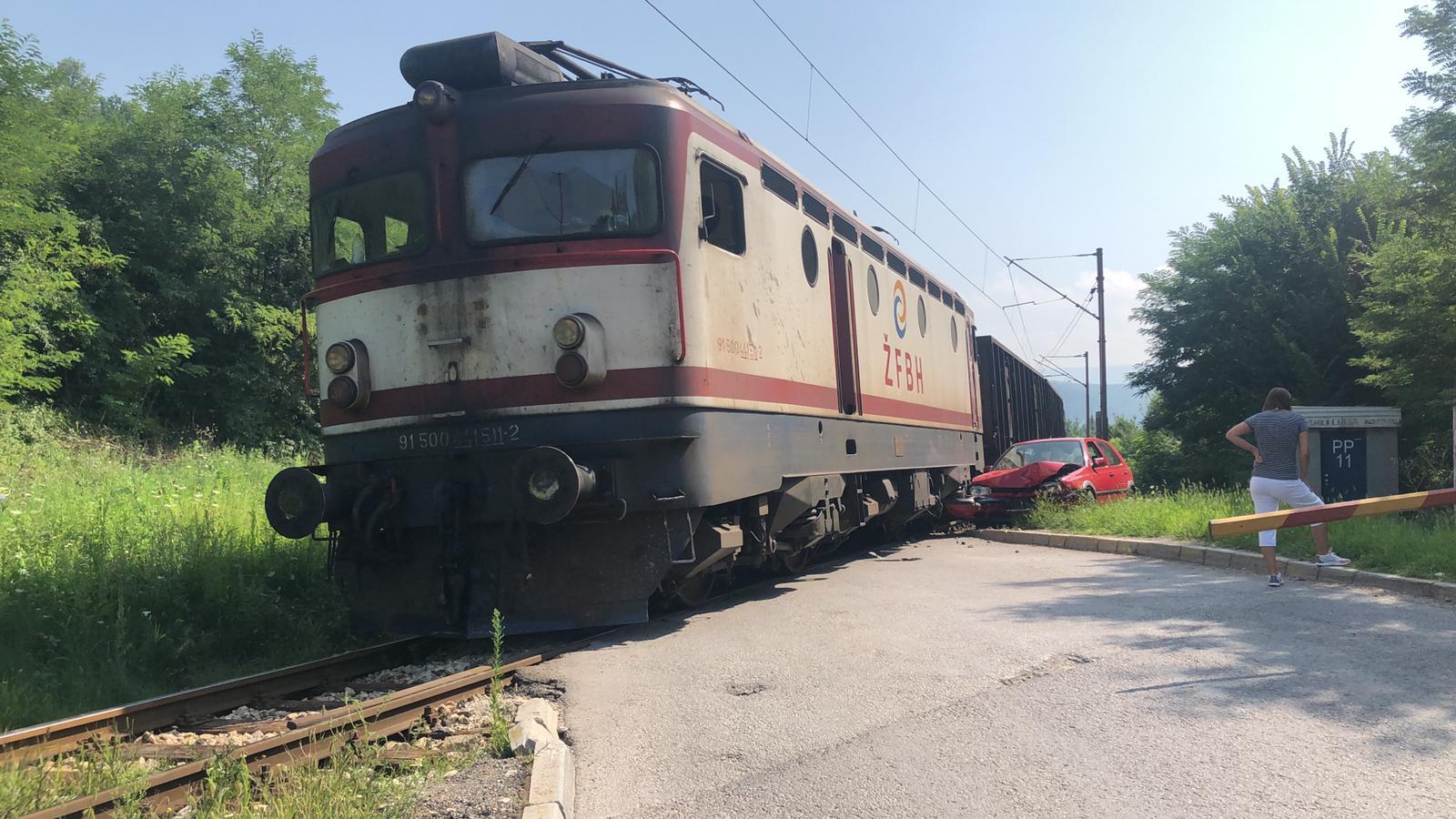 Voz udario automobil: Povrijeđenih nije bilo