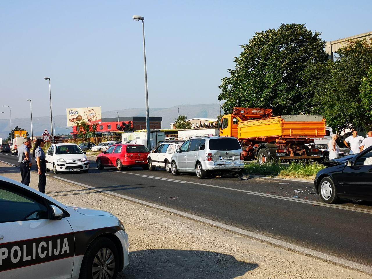 Lančani sudar u Mostaru: Jedna osoba povrijeđena, formirala se velika kolona, uviđaj u toku