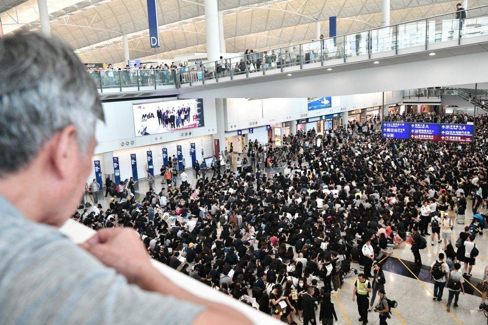 Protesti u Hong Kongu eskalirali, zauzeli aerodrom