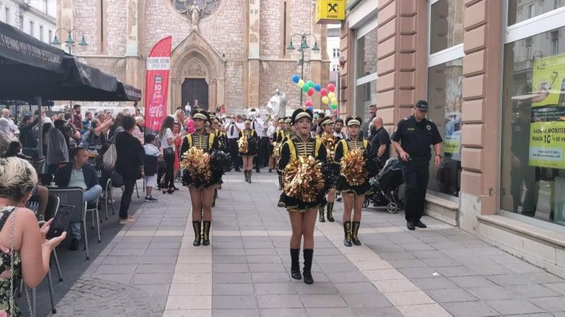 Mažoretkinje u centru Sarajeva najavile SFF - Avaz