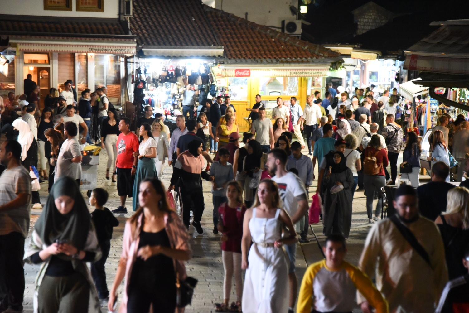 Sarajevo živi punim plućima: Krcate ulice, očekuje se zabava do jutra