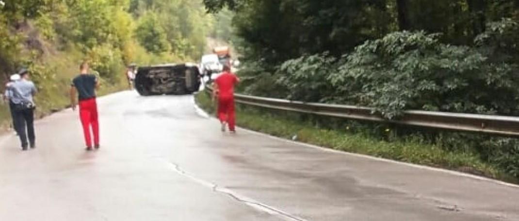 Nesreća kod Olova: Prevrnuo se Audi, jedna osoba teško povrijeđena