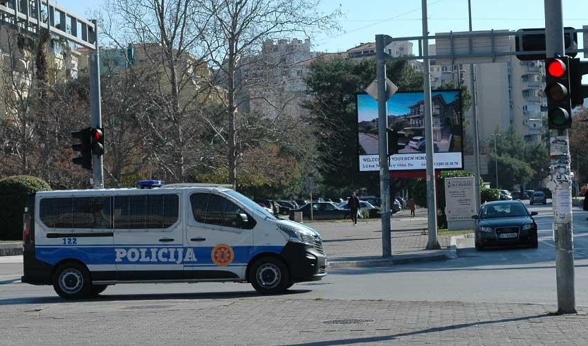 Slučaj u Baru: Dali mu hljeb u ruke, bilo mu malo pa ih opljačkao