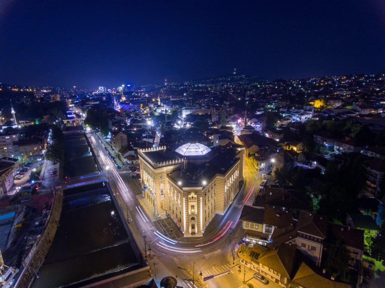 Prije 27 godina na današnji dan Vijećnica je zapaljena, a danas je dobila novo osvjetljenje