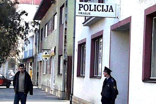 Slučaj u Orašju: Posvađao se s unukom, policija ga naružila