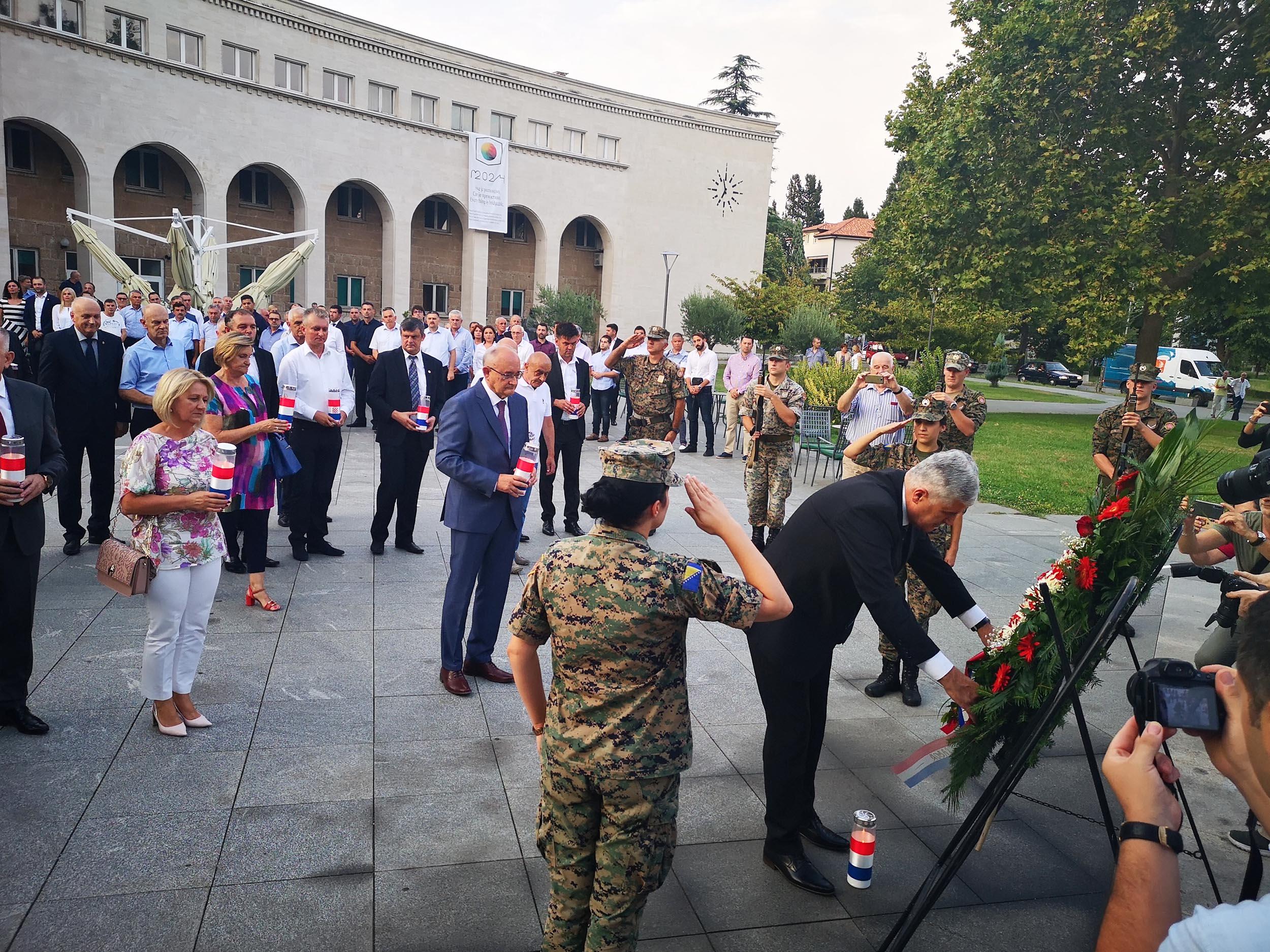 Sa obilježavanja: Položeni vijenci - Avaz