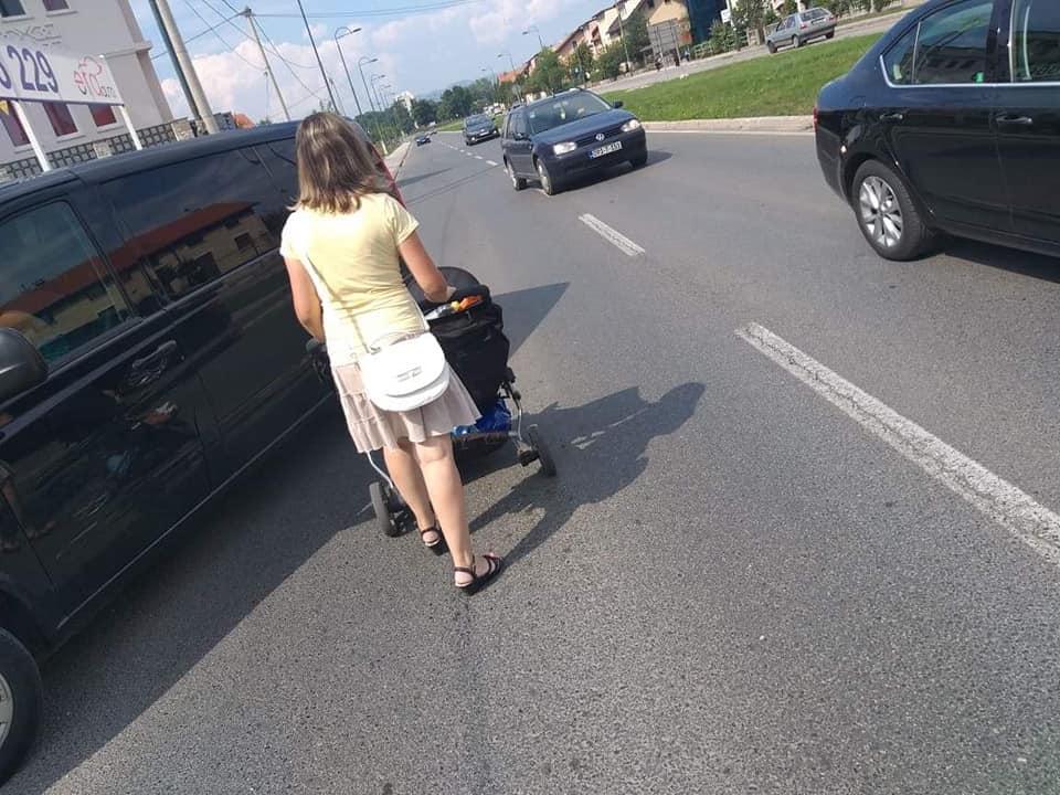 Žene s dječijim kolicima moraju na saobraćajnicu zbog "parking - papaka"