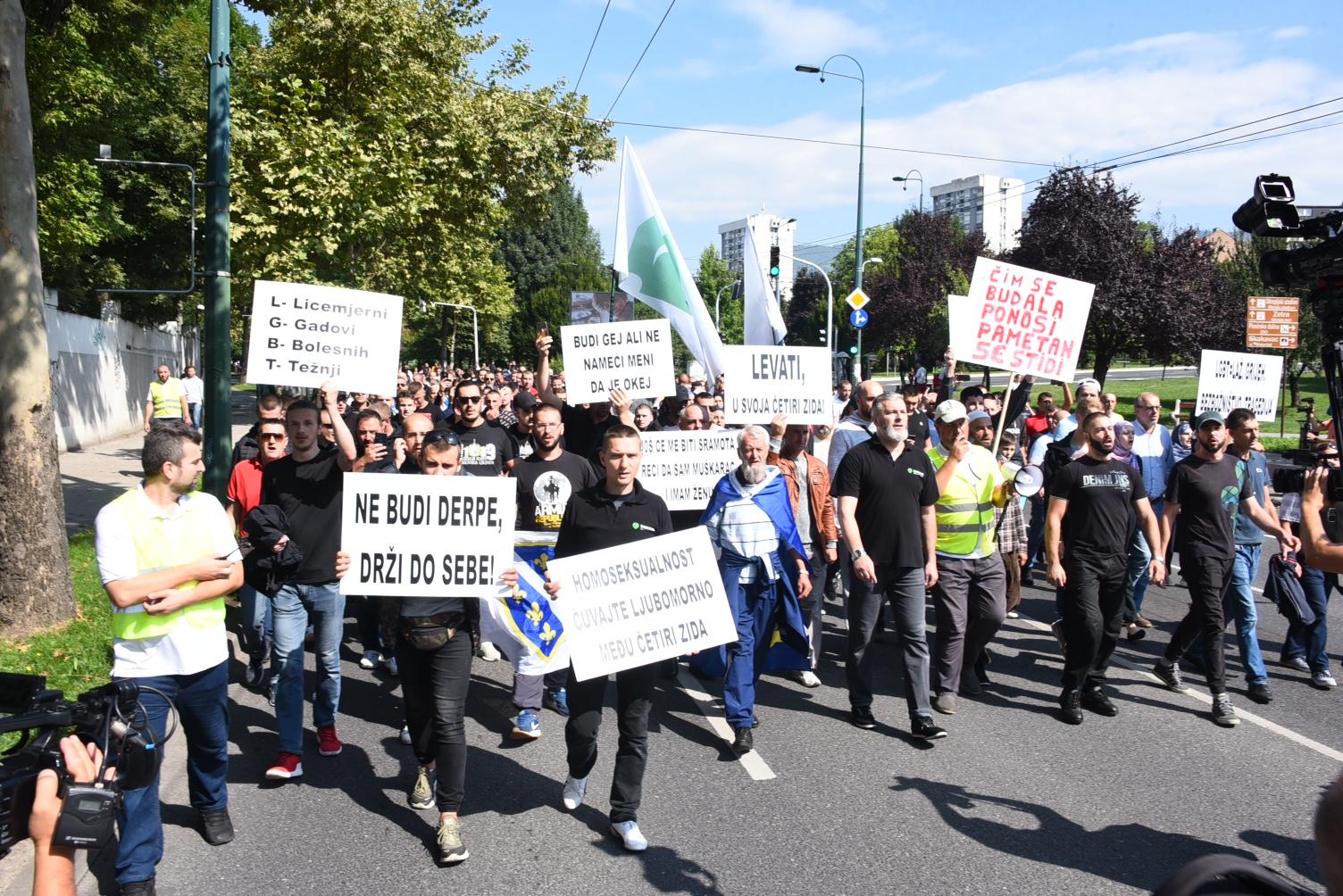 S lica mjesta: Više stotina građana na protestu protiv Povorke ponosa - Avaz