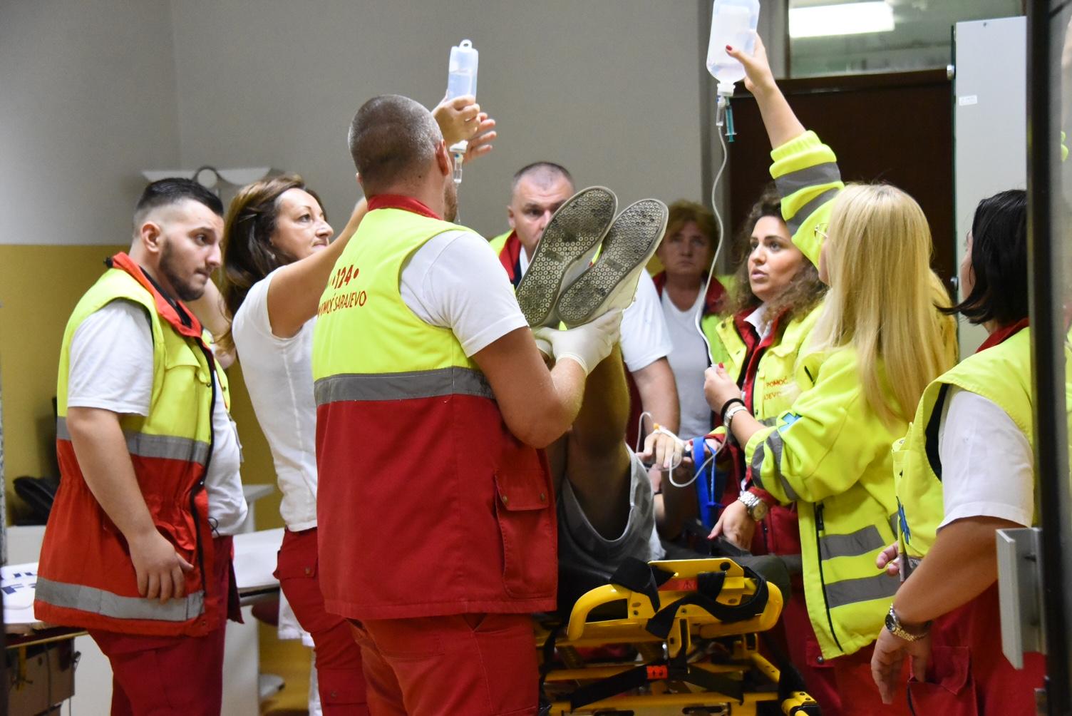 U jednom trenutku nekoliko lejakara i tehničara oko pacijenta - Avaz