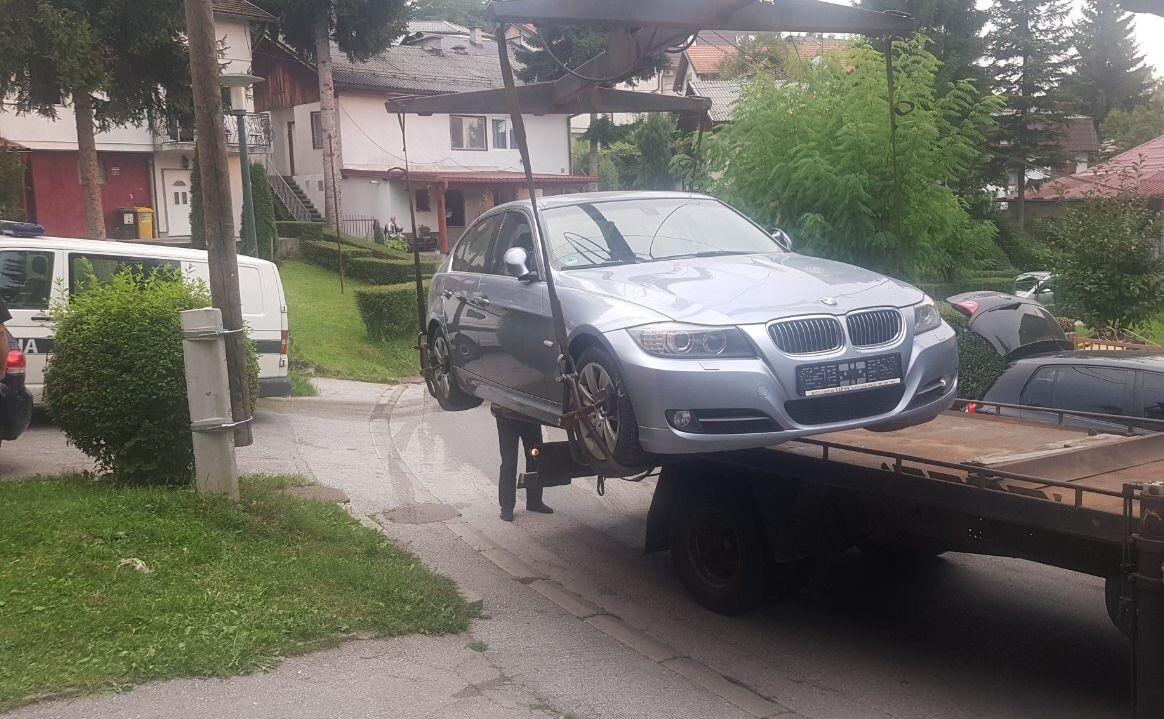 Tragaju za muškarcem koji je koristio garažu u kojoj su nađeni ukradeni BMW, 10 kilograma marihuane i signalni pištolj