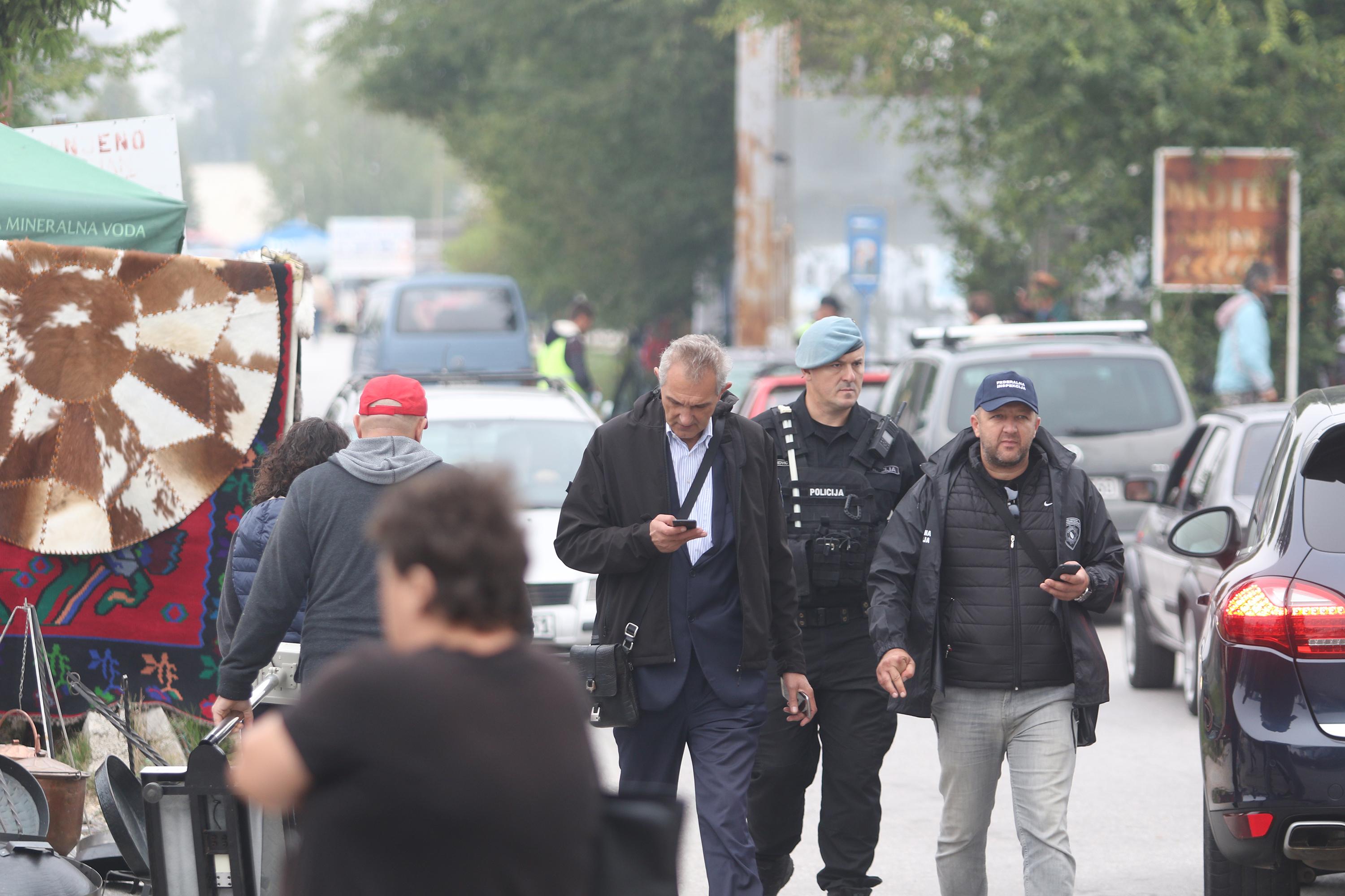 Šta su inspektori našli na autopijaci: Kopije patika, jastuka, duhan nacrno, mašine bez papira...