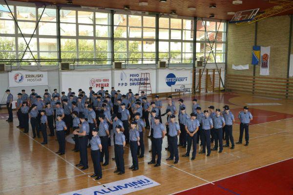 Razoružani mladi policajci u HNK