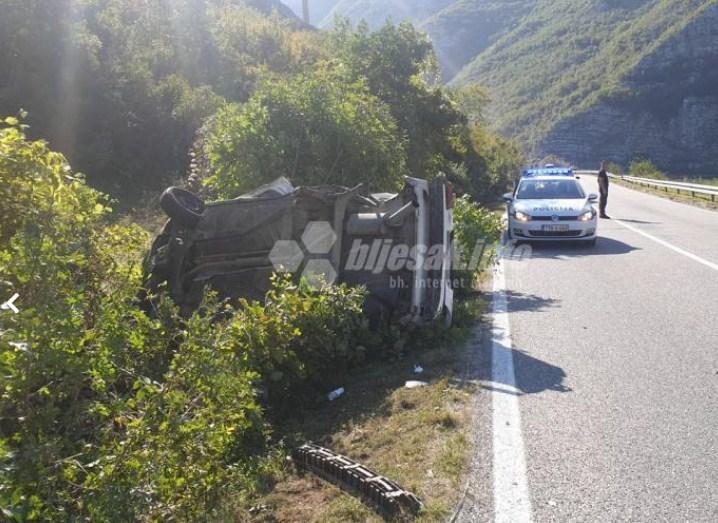 Teška saobraćajna nesreća kod Drežnice: Golf usljed sudara završio u kanalu