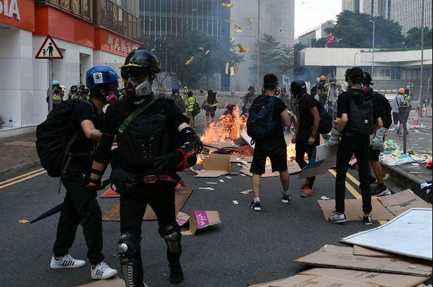 Haos u Hong Kongu, policija na demonstrante puca pravim mecima, oni se brane kišobranima