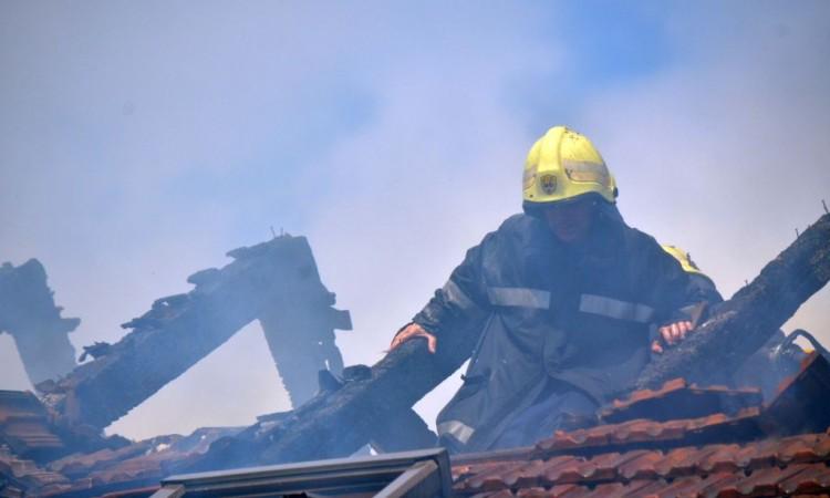 Vatra progutala porodičnu kuću: Smrtno stradala jedna osoba