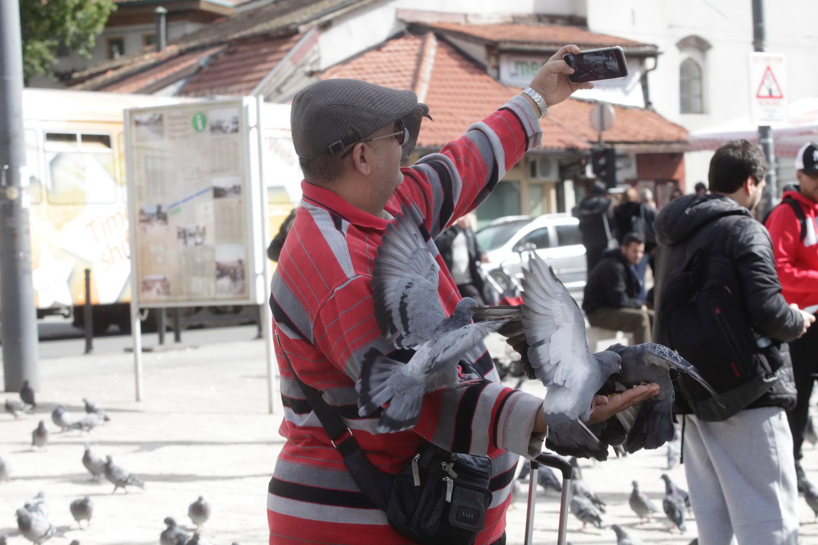 Centar Sarajeva prepun šetalaca i turista - Avaz