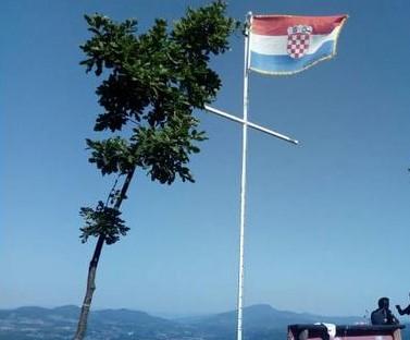 U Vitezu postavljena hrvatska zastava, građane uznemirila nacionalistička poruka