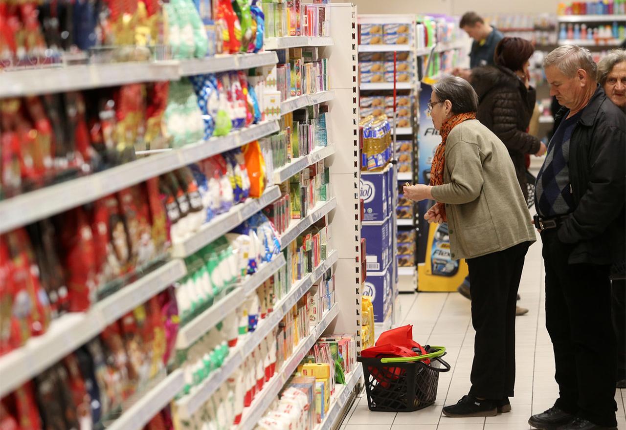 Potrošačka korpa drastično jeftinija, ali ne zbog nižih cijena hrane, komunalija, odjeće