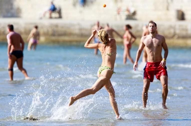 Splićanke su toplu nedjelju odlučile iskoristiti za odlazak na plažu - Avaz