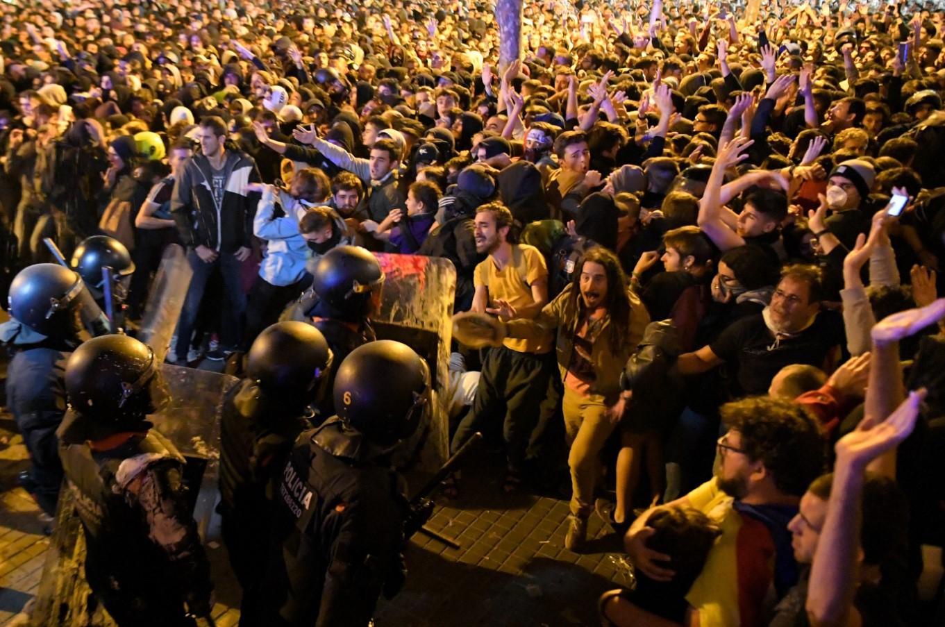 U sukobu policije i demonstranata u Kataloniji povrijeđene 74 osobe