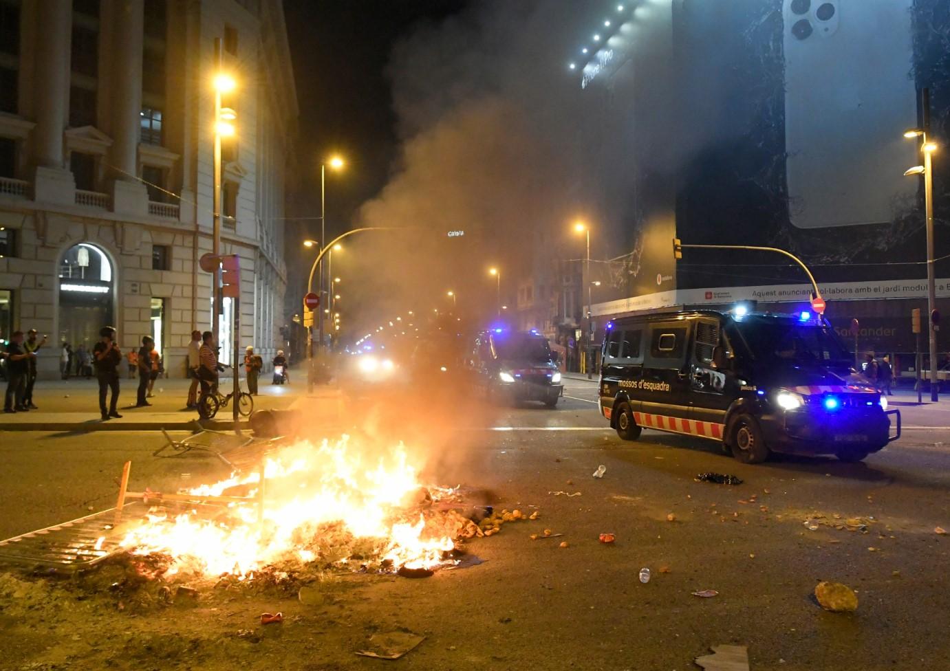 Povrijeđeni i policajci - Avaz