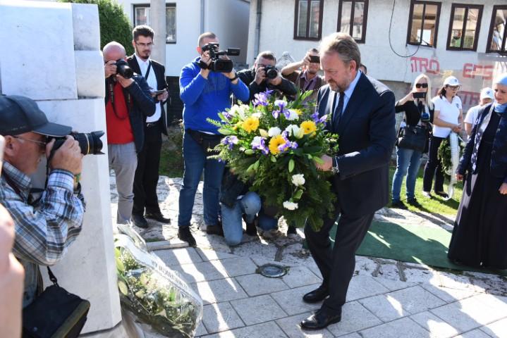 Odata počast Aliji Izetbegoviću: Borio se za opstanak svog naroda, bio je dobar čovjek i državnik u pravom smislu te riječi