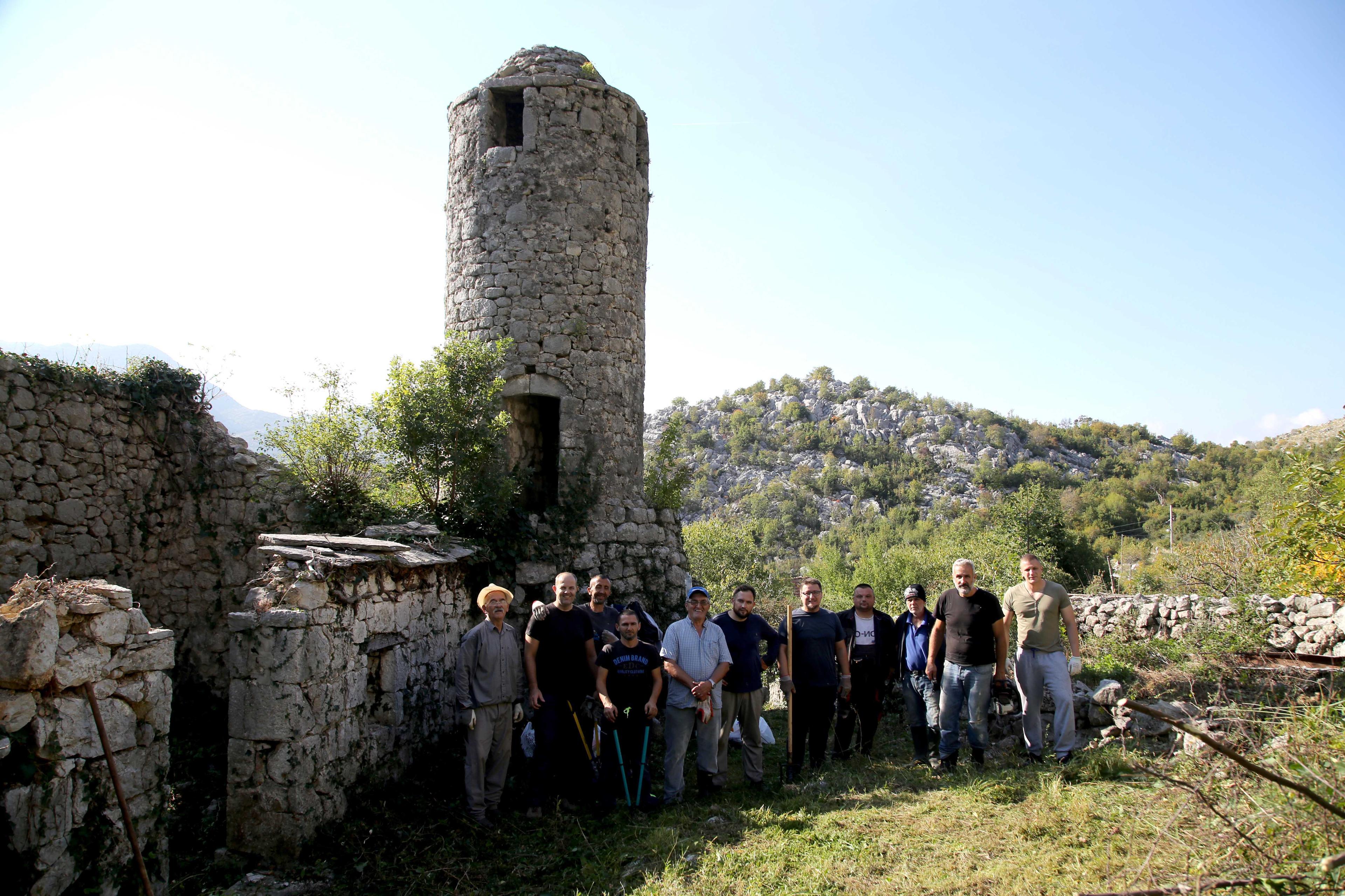 Čišćenje džamije Muje Kotezlije - Avaz