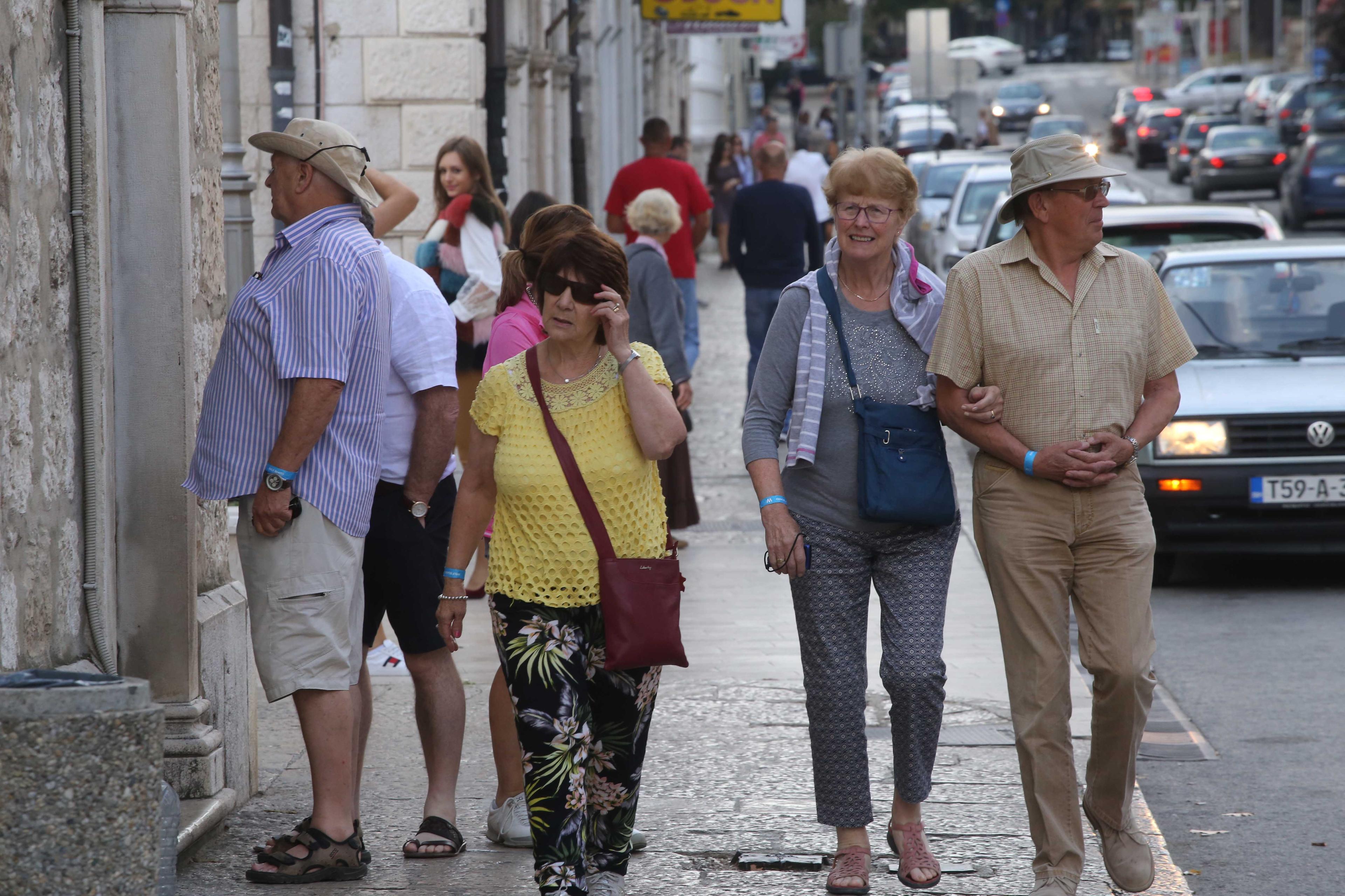 Trebinje: Šetači na ulicama - Avaz