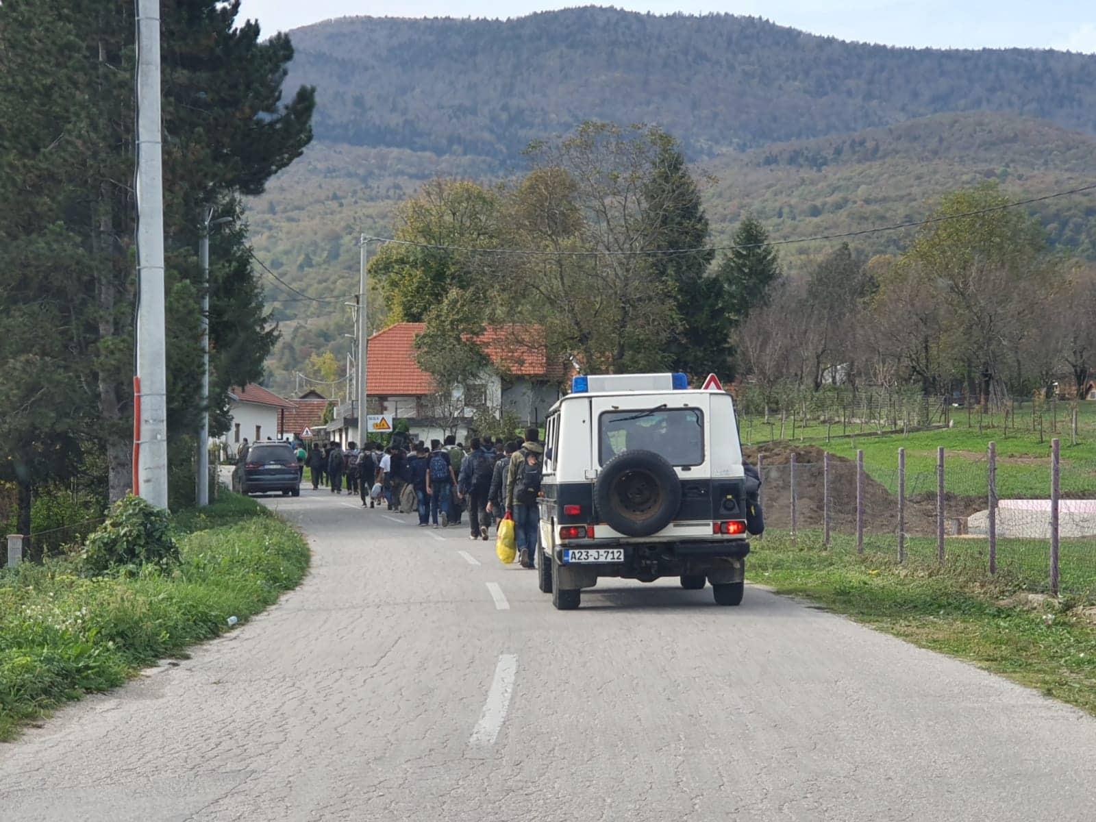 Policija dovozi migrante u Vučjak - Avaz