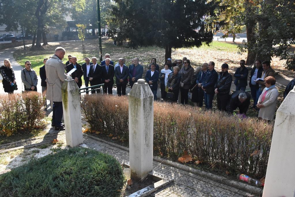 Položeno cvijeće ispred mezara ubijenih policajaca u Velikom parku